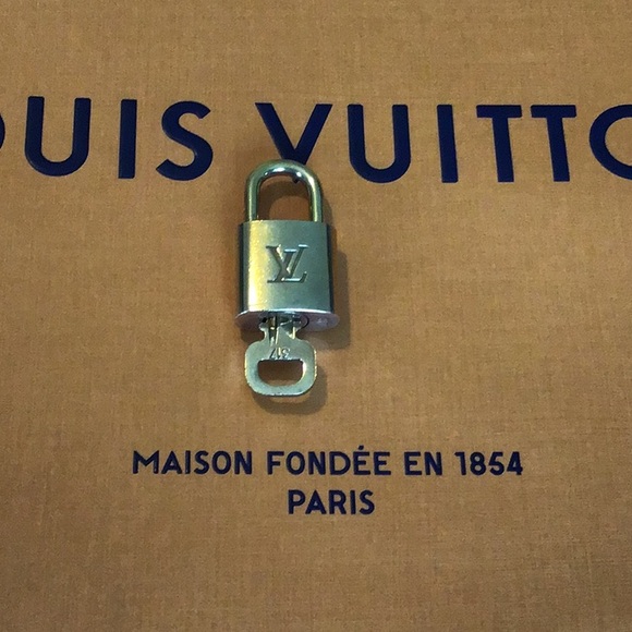 Louis Vuitton Lock & Key N. 317 - Picture 2 of 4